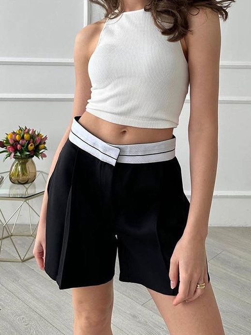 Julie – Modieuze Dameskorte Broek met Stiksels