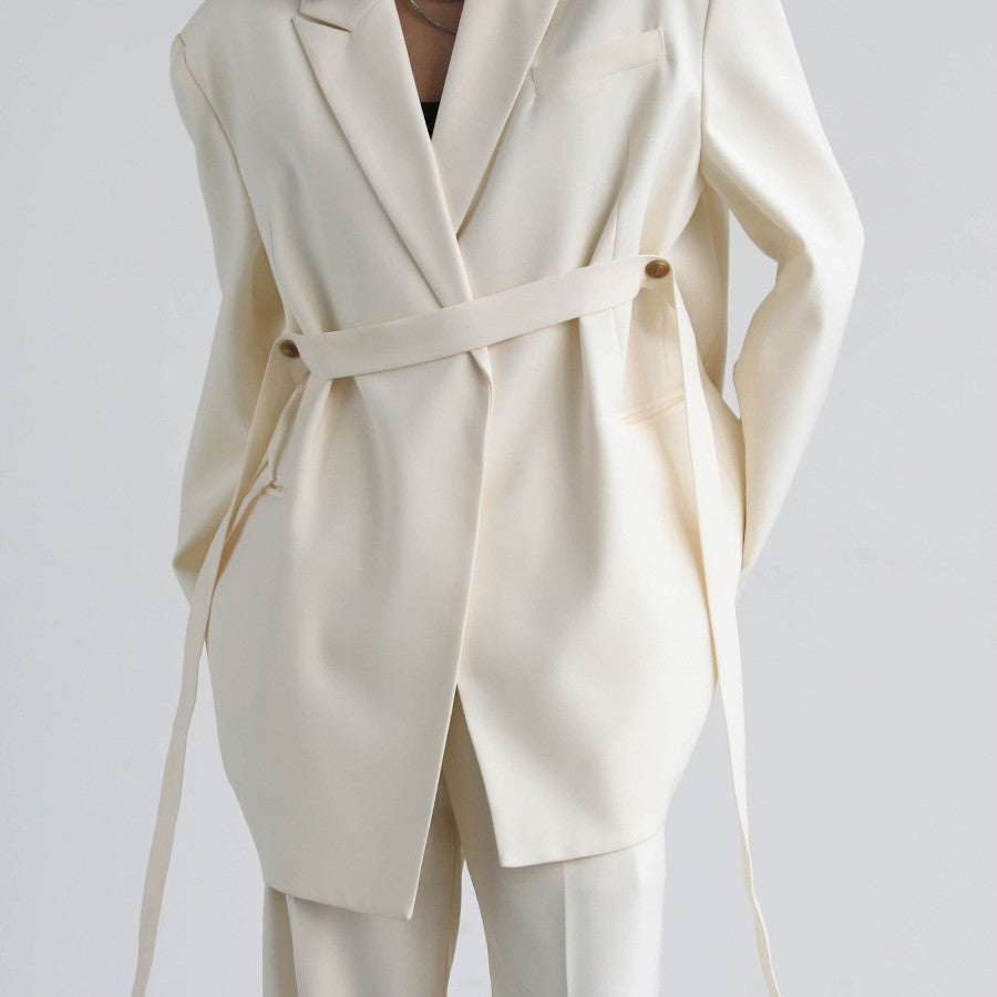 Caroline – Halflang Geplooid Blazer met Vlinderschouders