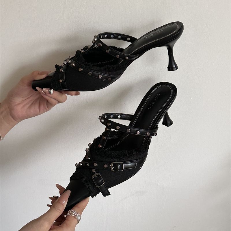 Georgina – Stiletto Hak Slippers met Nieten en Puntige Neus
