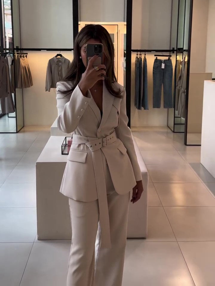 Emma – Elegant Effen Kleur Blazer met Ceintuur & Hoge Taille Broek Set