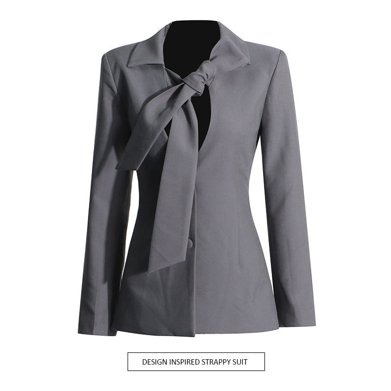 Jasmine – V-hals Blazer met Vetersluiting en Enkelrij Knopen