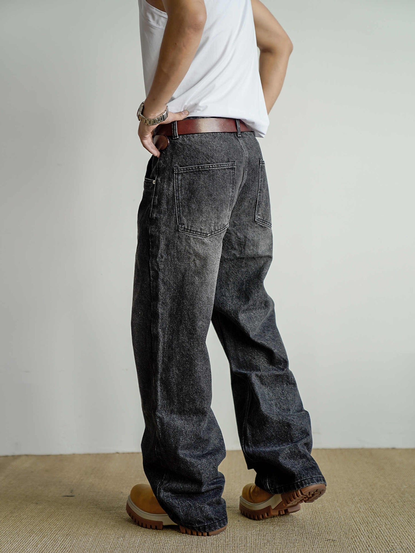 Gareth – Losvallende Rechte Zwarte Jeans met Versleten Look