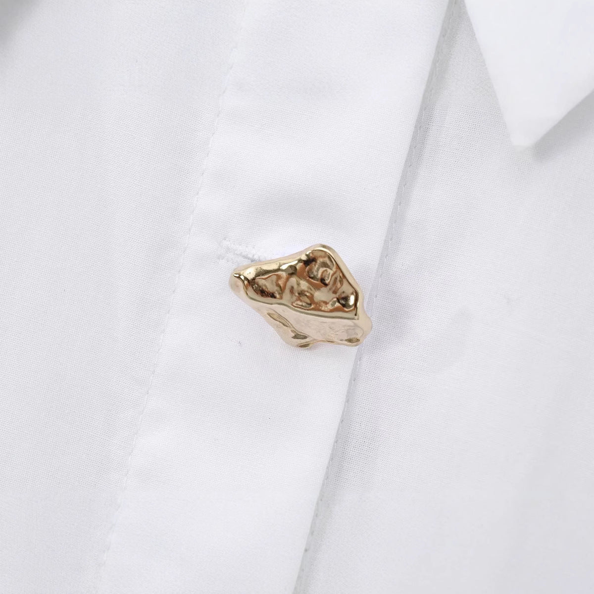 Deborah – Mode Polokraag Goudkleurige Knopen