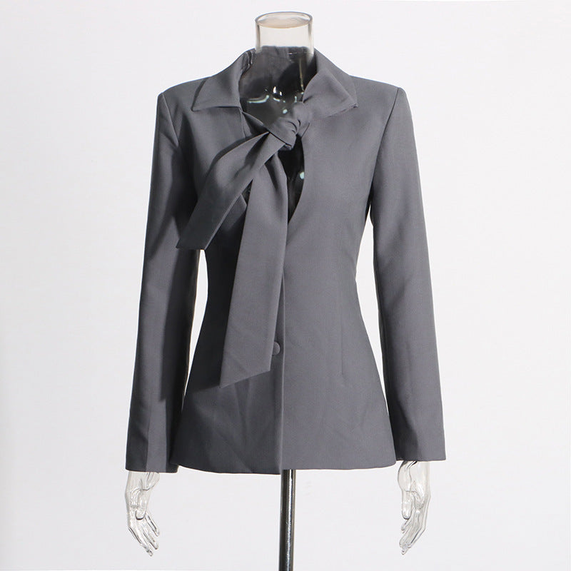 Jasmine – V-hals Blazer met Vetersluiting en Enkelrij Knopen
