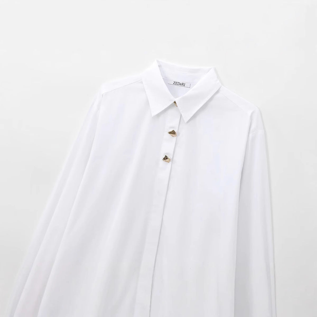 Deborah – Mode Polokraag Goudkleurige Knopen