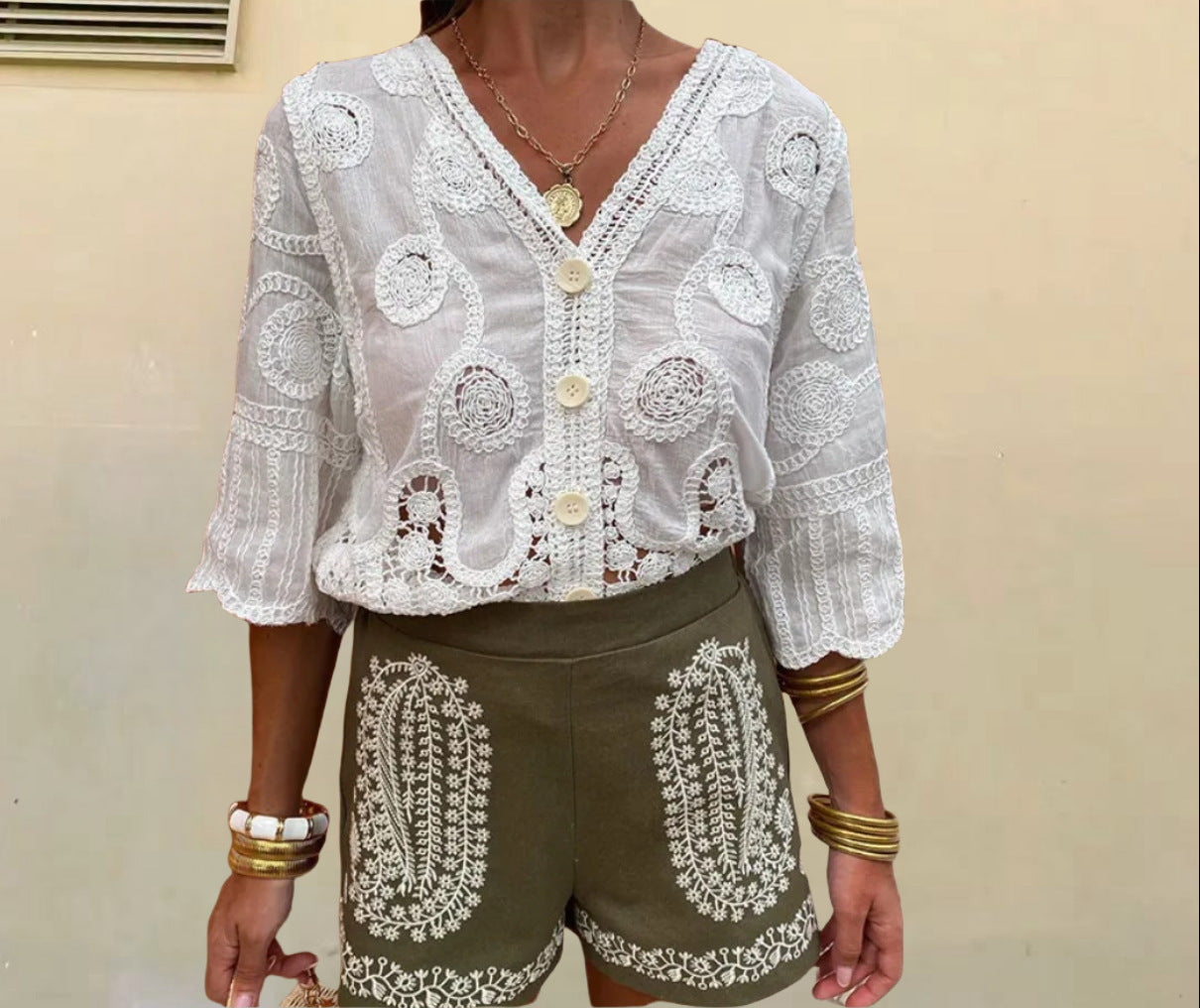 Michelle – Zoet V-hals Losvallende T-shirt met Knopen